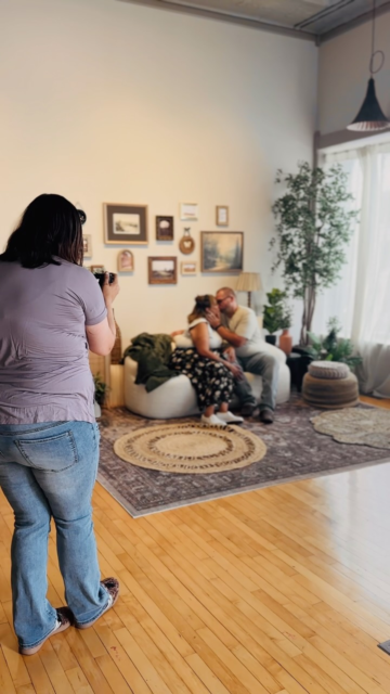 Spent some time in the studio today 📸
Sneak Peeks coming soon! Also working on finishing up galleries. You can see in the video, I have a cast on my arm haha I got a fracture in my hand. At least not my dominant shooting hand!
